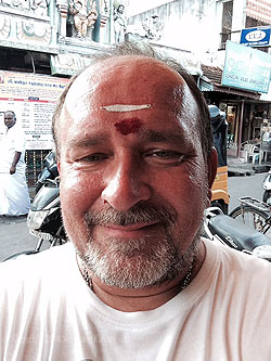 Wolfgang Künzel mit rotem Punkt und weißem Strich auf der Stirn nach der Segnung in Indien