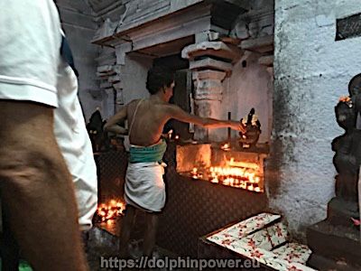 Ein indischer Brahmanpriester bei der Durchführung eines Rituals