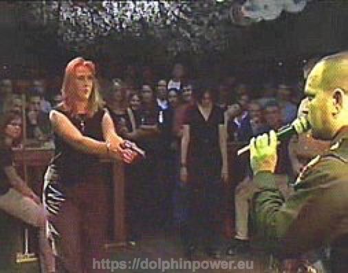 Eine junge Frau schießt in tiefer Hypnose auf einen Menschen, Sendung 'Report aus Mainz',ARD, 2001